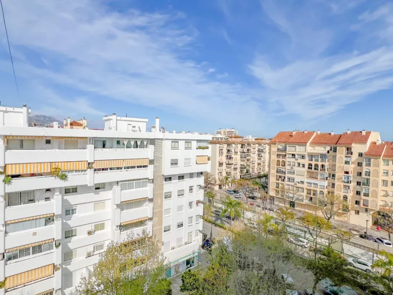 We present this fantastic top-floor apartment, fully exterior, standing out for its spaciousness, brightness, and beautiful open views.