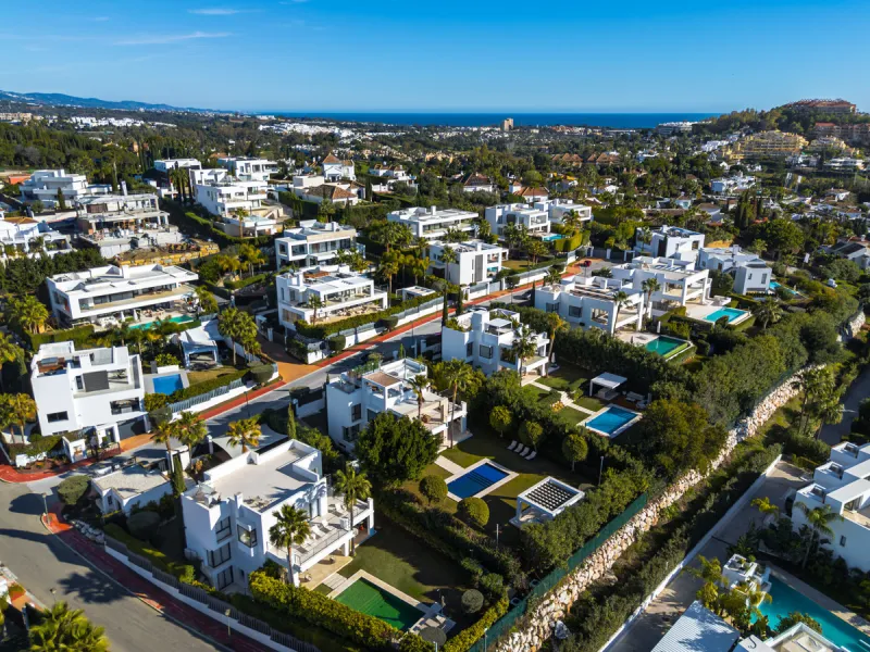 Set within the prestigious, fully gated Los Olivos community with 24/7 security, this contemporary villa sits on the largest plot in the development, offering unmatched privacy, space, and a prime location. Occupying a generous 1,351 m² plot, the property