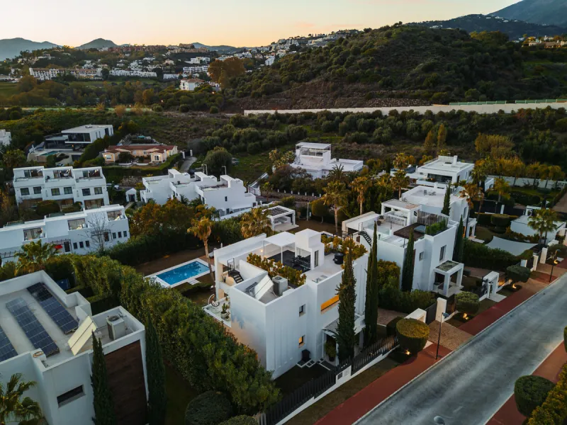 Set within the prestigious, fully gated Los Olivos community with 24/7 security, this contemporary villa sits on the largest plot in the development, offering unmatched privacy, space, and a prime location. Occupying a generous 1,351 m² plot, the property