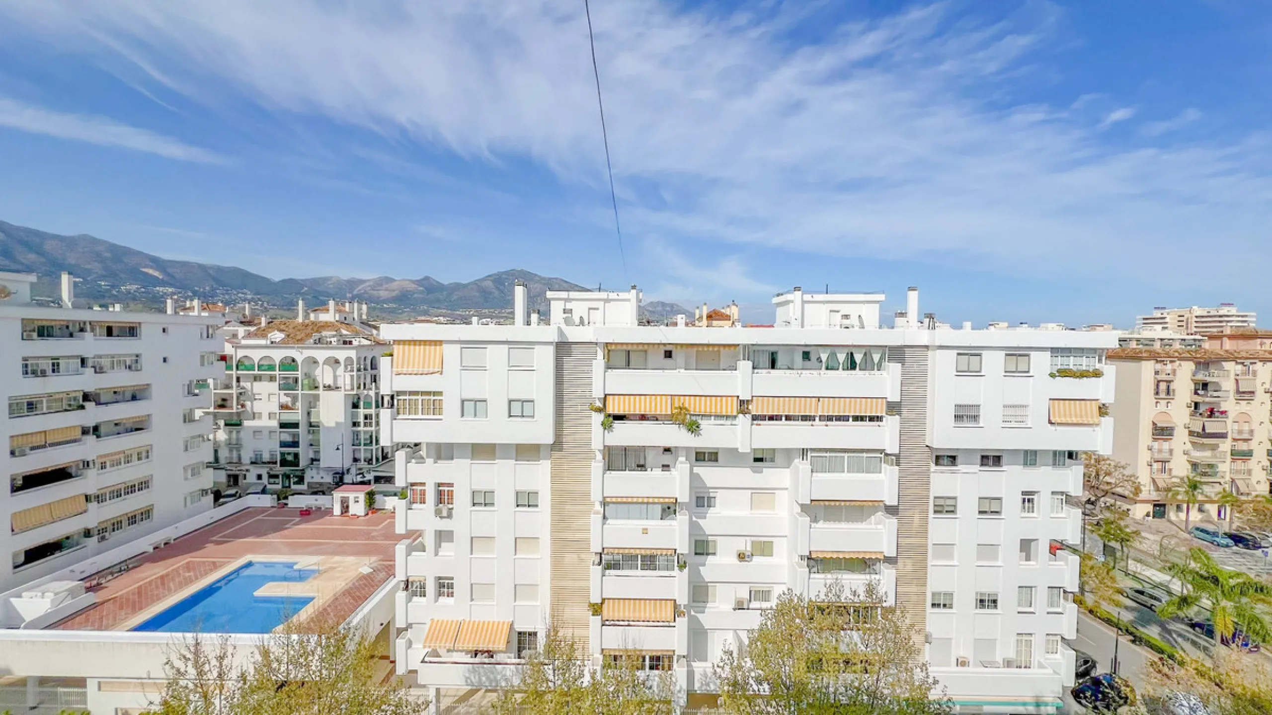 We present this fantastic top-floor apartment, fully exterior, standing out for its spaciousness, brightness, and beautiful open views.
