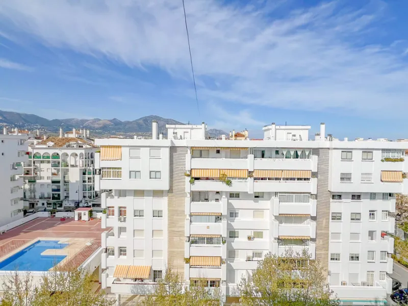 We present this fantastic top-floor apartment, fully exterior, standing out for its spaciousness, brightness, and beautiful open views.