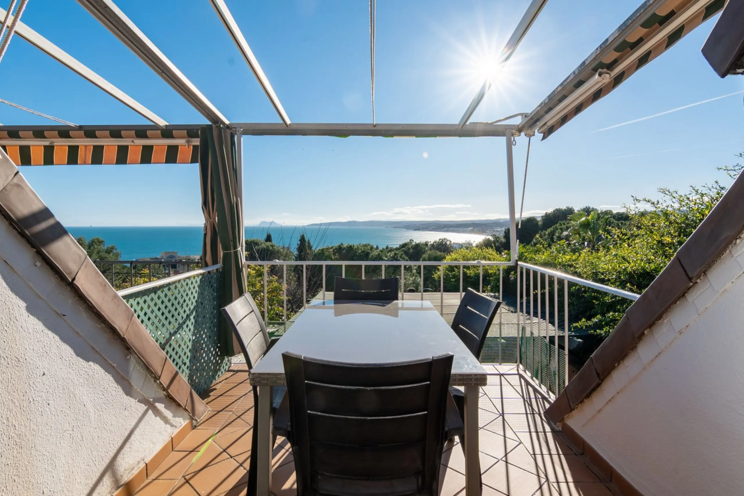 House - Townhouse в продаже в Estepona, Málaga. В доме 4 спален и 4 ванных комнат. Площадь дома 220 м². Площадь участка 33 м²