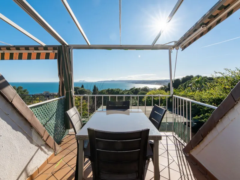 REDUCED IN PRICE!!Exclusive townhouse with stunning sea views located in the prestigious residential area of Seghers, one of Estepona's most sought-after locations thanks to its tranquillity and its close proximity to the Marina, Playa del Cristo and the 