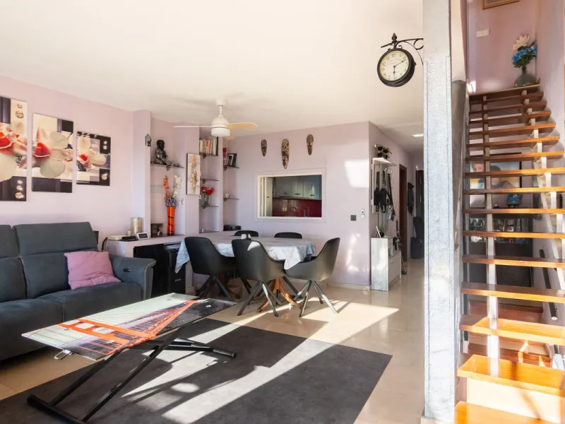 House - Townhouse в продаже в Estepona, Málaga. В доме 4 спален и 4 ванных комнат. Площадь дома 220 м². Площадь участка 33 м²