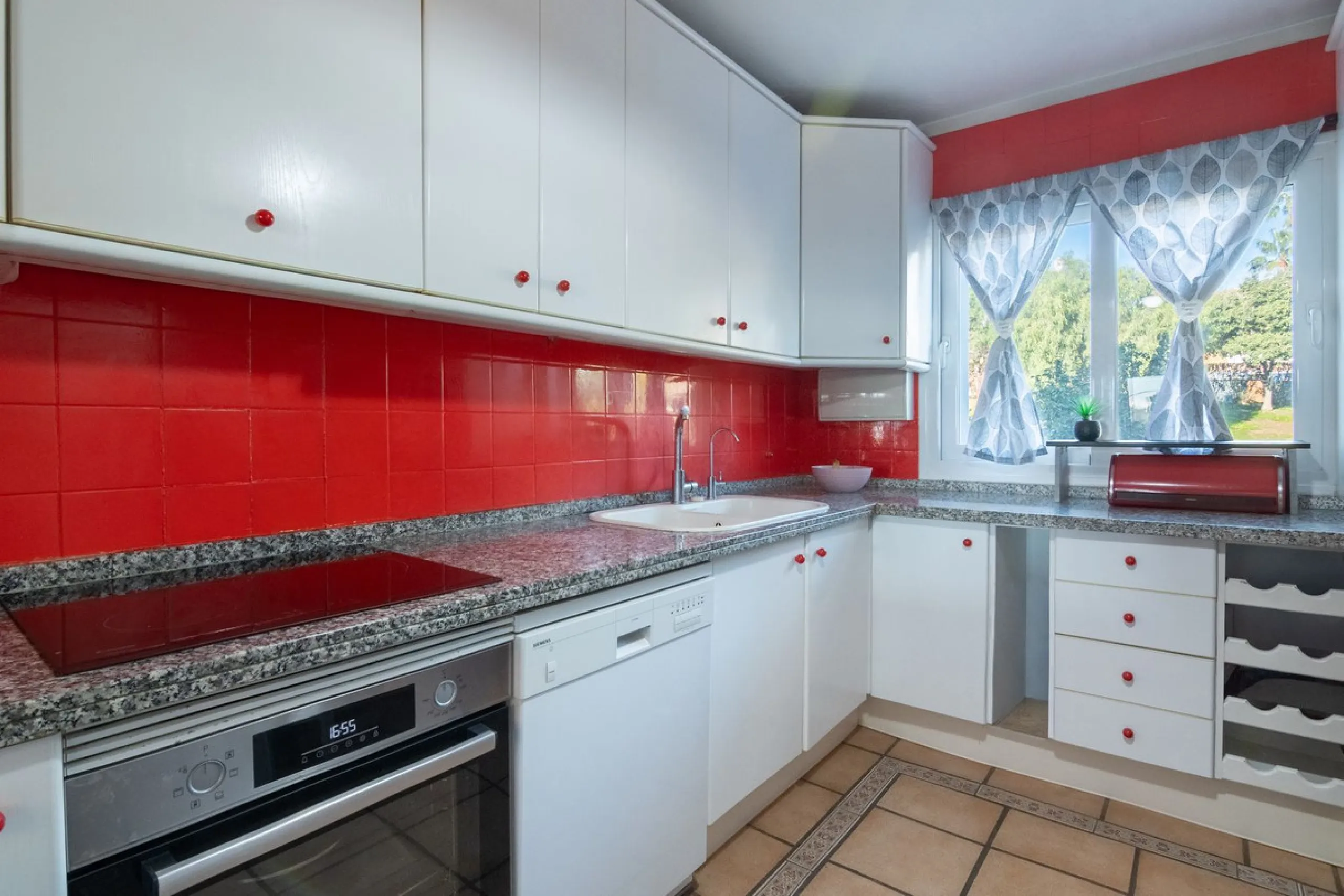 House - Townhouse в продаже в Estepona, Málaga. В доме 4 спален и 4 ванных комнат. Площадь дома 220 м². Площадь участка 33 м²