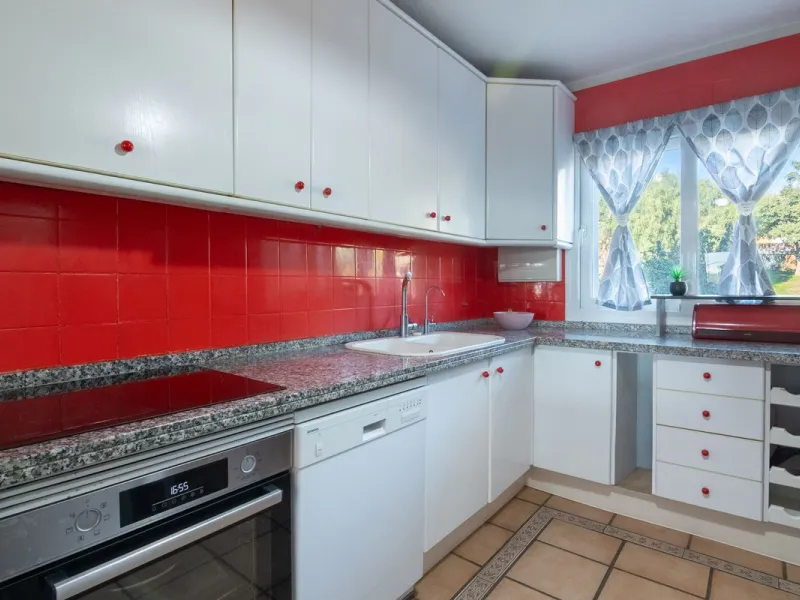 House - Townhouse в продаже в Estepona, Málaga. В доме 4 спален и 4 ванных комнат. Площадь дома 220 м². Площадь участка 33 м²