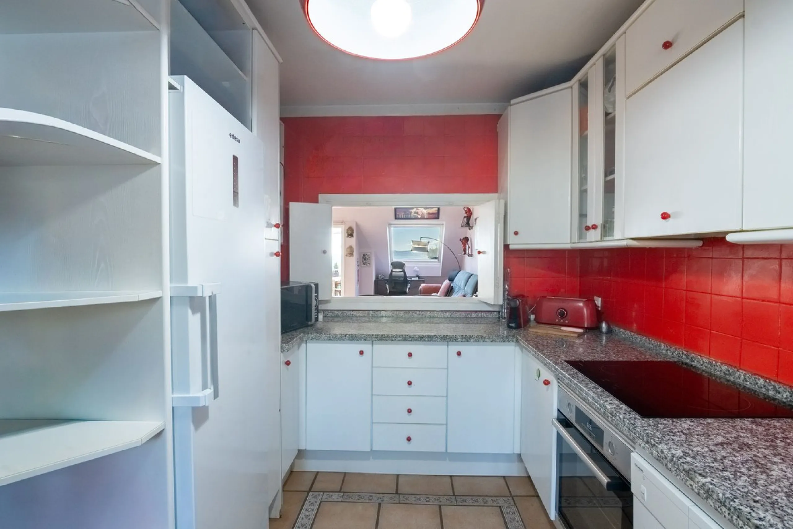 House - Townhouse в продаже в Estepona, Málaga. В доме 4 спален и 4 ванных комнат. Площадь дома 220 м². Площадь участка 33 м²