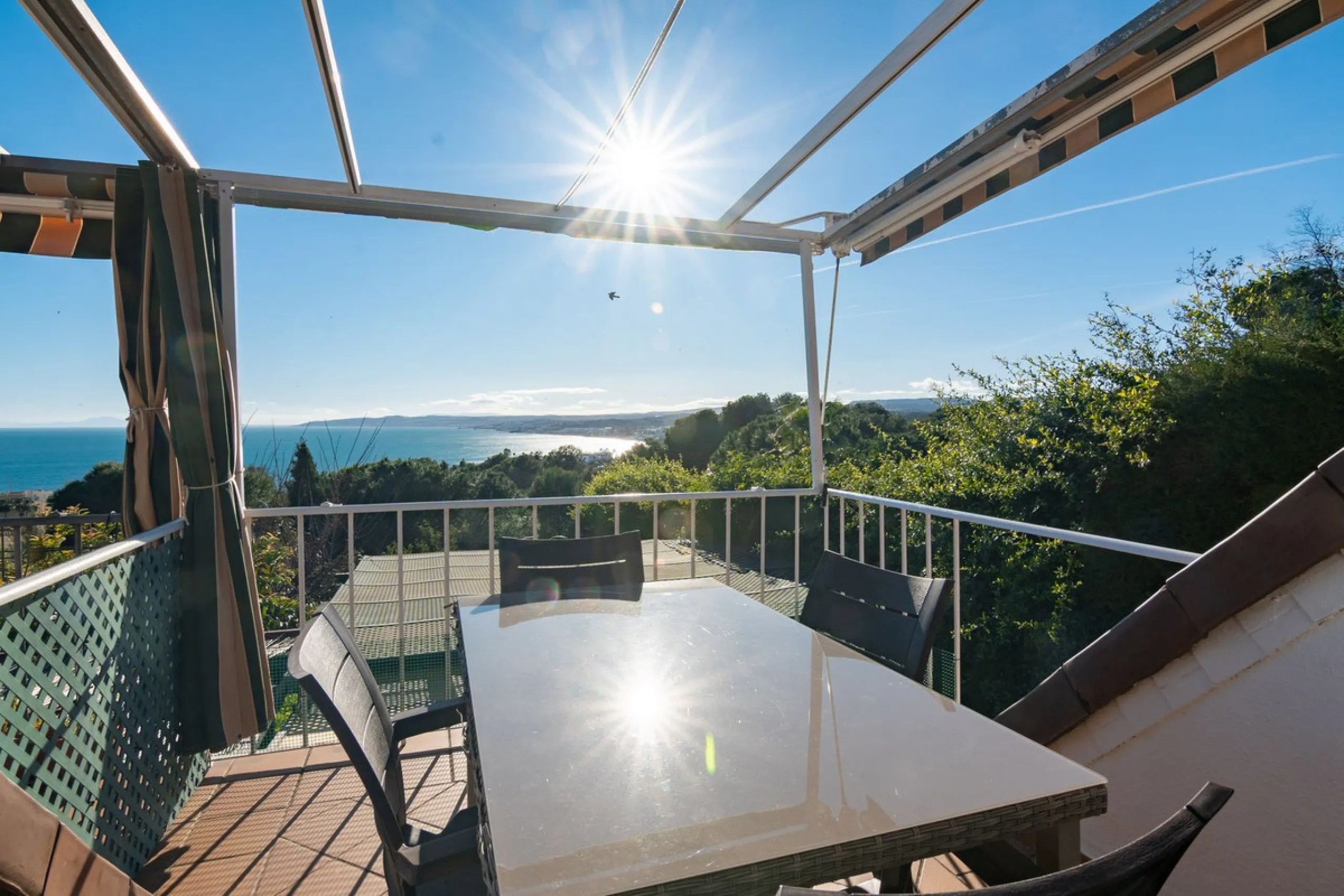 House - Townhouse в продаже в Estepona, Málaga. В доме 4 спален и 4 ванных комнат. Площадь дома 220 м². Площадь участка 33 м²