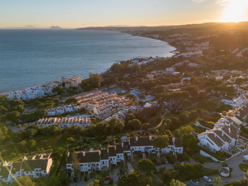 House - Townhouse в продаже в Estepona, Málaga. В доме 4 спален и 4 ванных комнат. Площадь дома 220 м². Площадь участка 33 м²