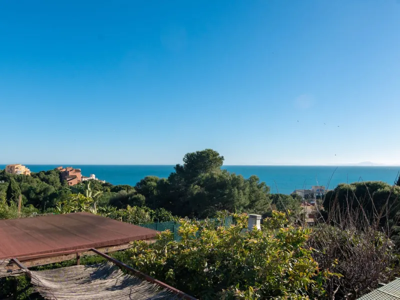 House - Townhouse в продаже в Estepona, Málaga. В доме 4 спален и 4 ванных комнат. Площадь дома 220 м². Площадь участка 33 м²