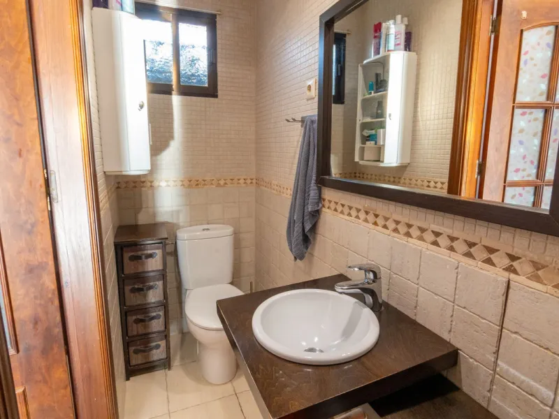 House - Townhouse в продаже в Estepona, Málaga. В доме 4 спален и 4 ванных комнат. Площадь дома 220 м². Площадь участка 33 м²