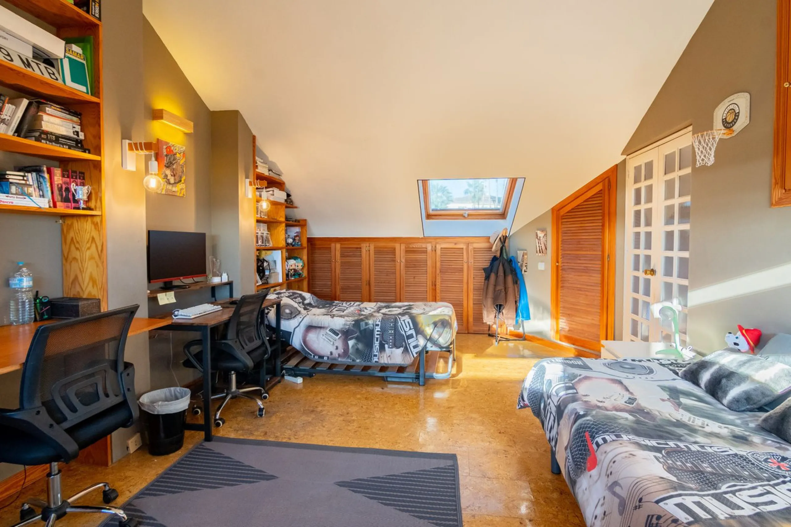 House - Townhouse в продаже в Estepona, Málaga. В доме 4 спален и 4 ванных комнат. Площадь дома 220 м². Площадь участка 33 м²