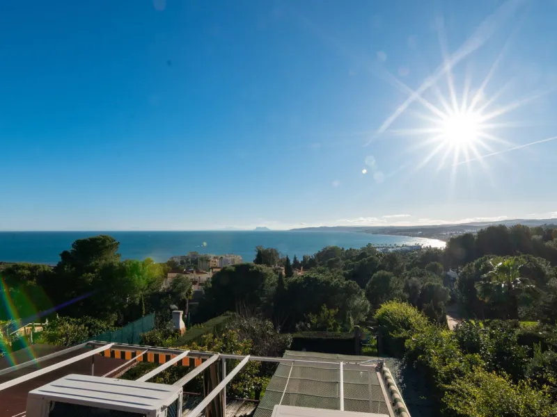 House - Townhouse в продаже в Estepona, Málaga. В доме 4 спален и 4 ванных комнат. Площадь дома 220 м². Площадь участка 33 м²