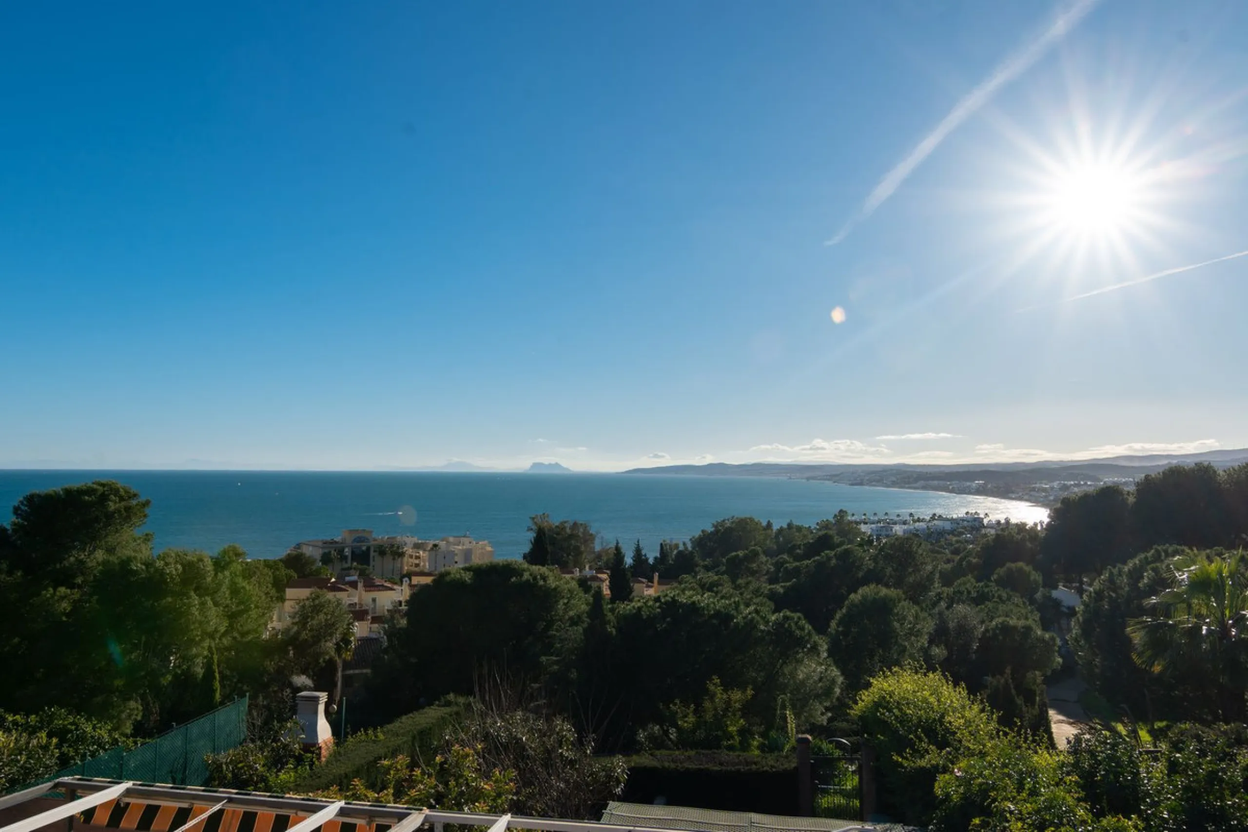 House - Townhouse в продаже в Estepona, Málaga. В доме 4 спален и 4 ванных комнат. Площадь дома 220 м². Площадь участка 33 м²