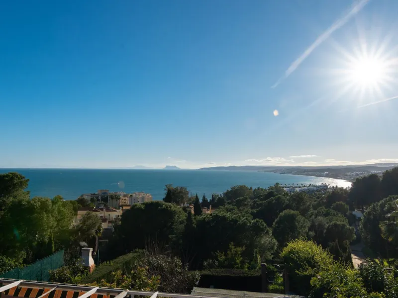 House - Townhouse в продаже в Estepona, Málaga. В доме 4 спален и 4 ванных комнат. Площадь дома 220 м². Площадь участка 33 м²