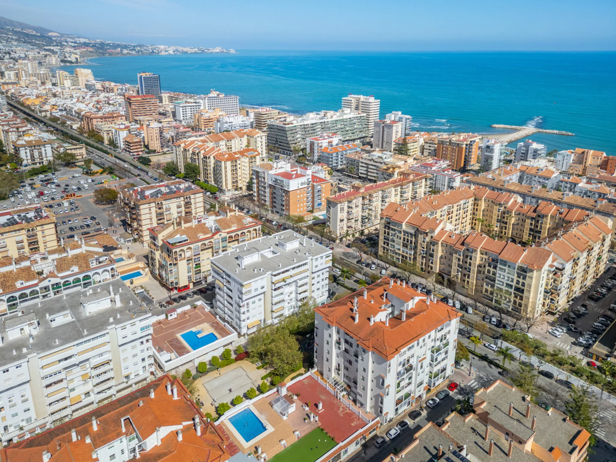 We present this fantastic top-floor apartment, fully exterior, standing out for its spaciousness, brightness, and beautiful open views.