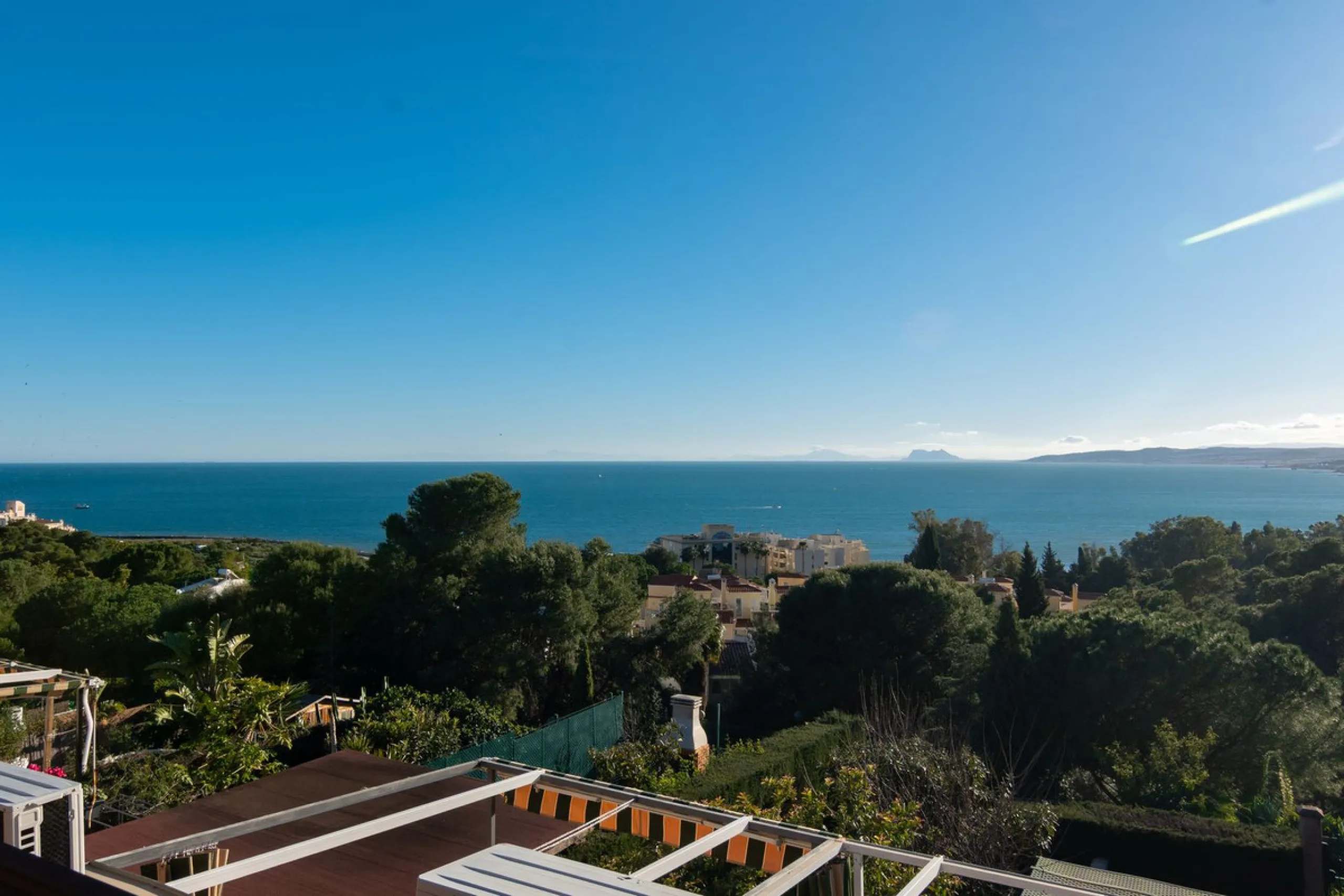 House - Townhouse в продаже в Estepona, Málaga. В доме 4 спален и 4 ванных комнат. Площадь дома 220 м². Площадь участка 33 м²