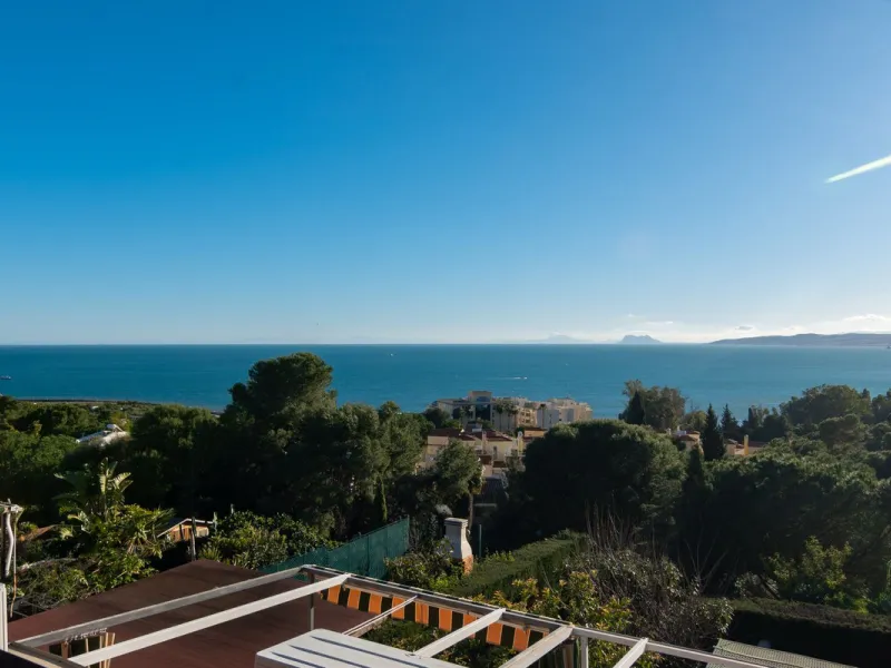 House - Townhouse в продаже в Estepona, Málaga. В доме 4 спален и 4 ванных комнат. Площадь дома 220 м². Площадь участка 33 м²