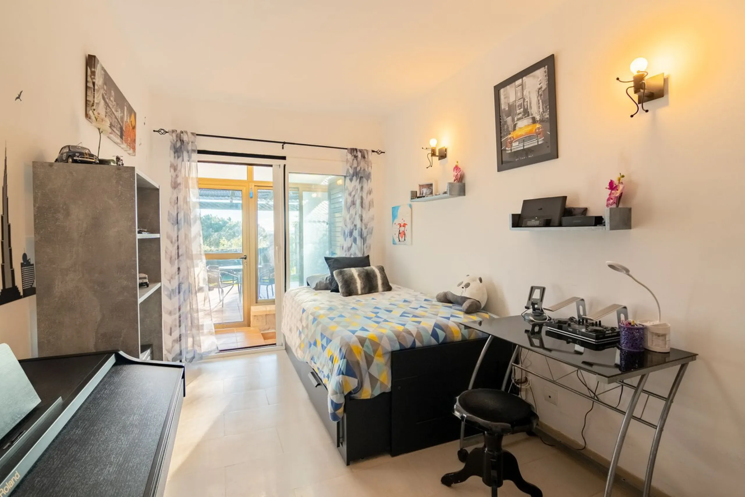 House - Townhouse в продаже в Estepona, Málaga. В доме 4 спален и 4 ванных комнат. Площадь дома 220 м². Площадь участка 33 м²