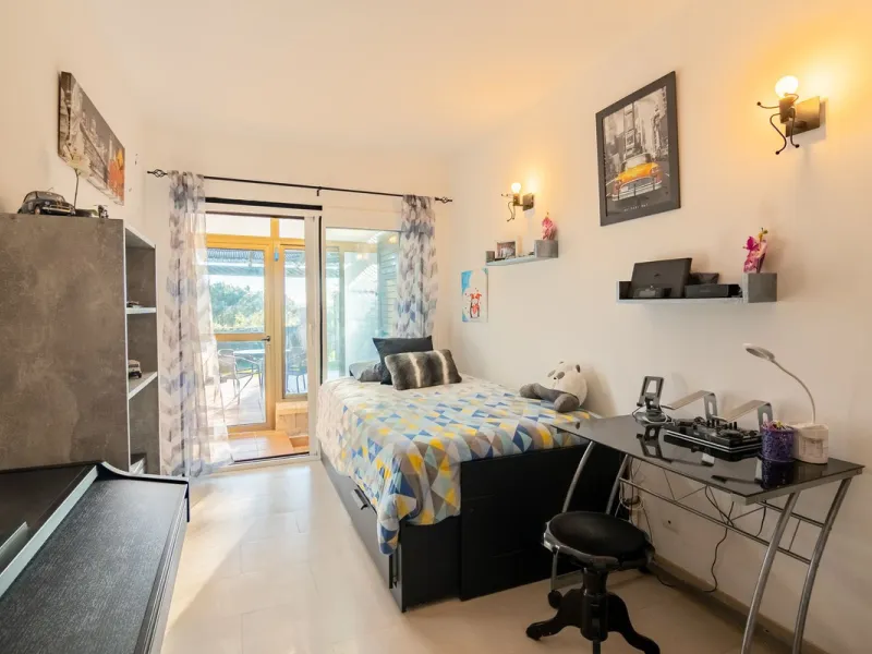 House - Townhouse в продаже в Estepona, Málaga. В доме 4 спален и 4 ванных комнат. Площадь дома 220 м². Площадь участка 33 м²
