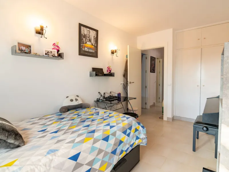 House - Townhouse в продаже в Estepona, Málaga. В доме 4 спален и 4 ванных комнат. Площадь дома 220 м². Площадь участка 33 м²