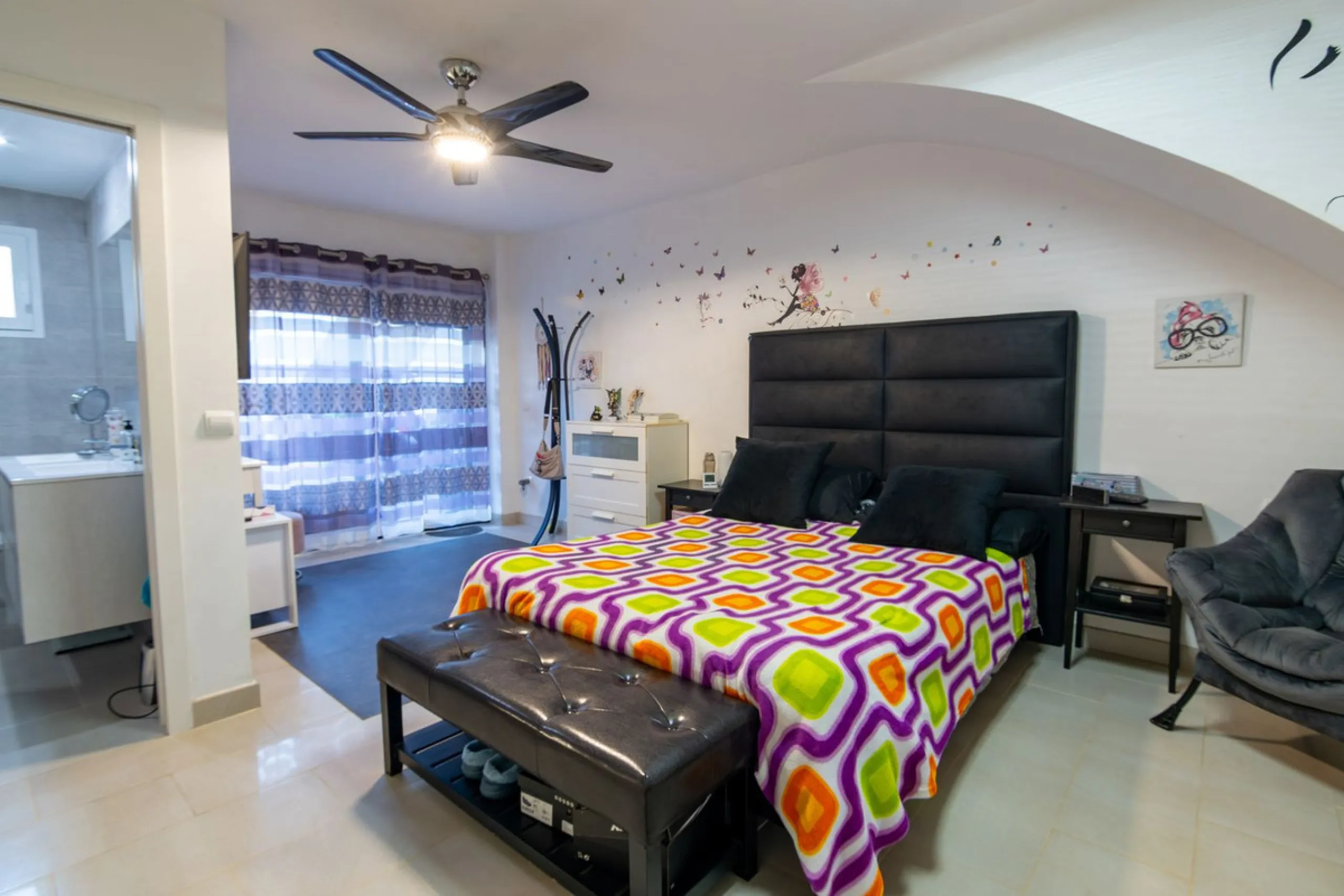 House - Townhouse в продаже в Estepona, Málaga. В доме 4 спален и 4 ванных комнат. Площадь дома 220 м². Площадь участка 33 м²