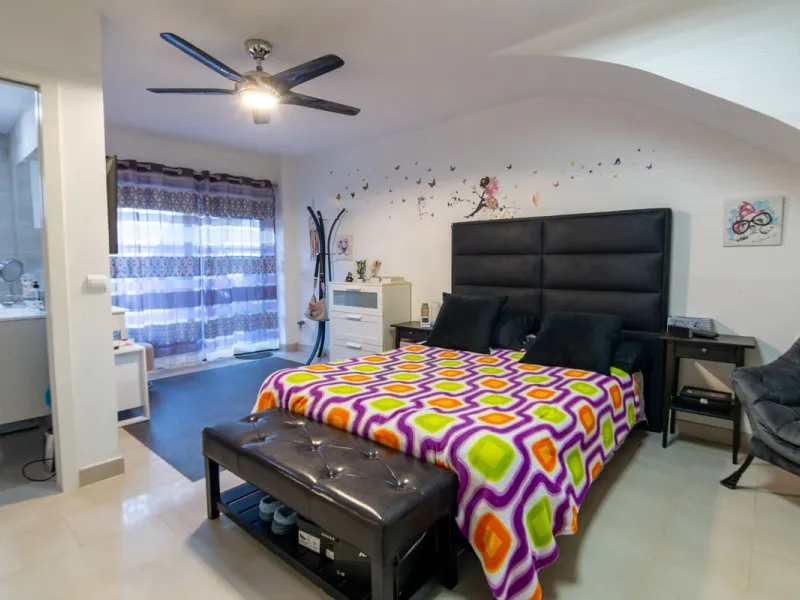 House - Townhouse в продаже в Estepona, Málaga. В доме 4 спален и 4 ванных комнат. Площадь дома 220 м². Площадь участка 33 м²