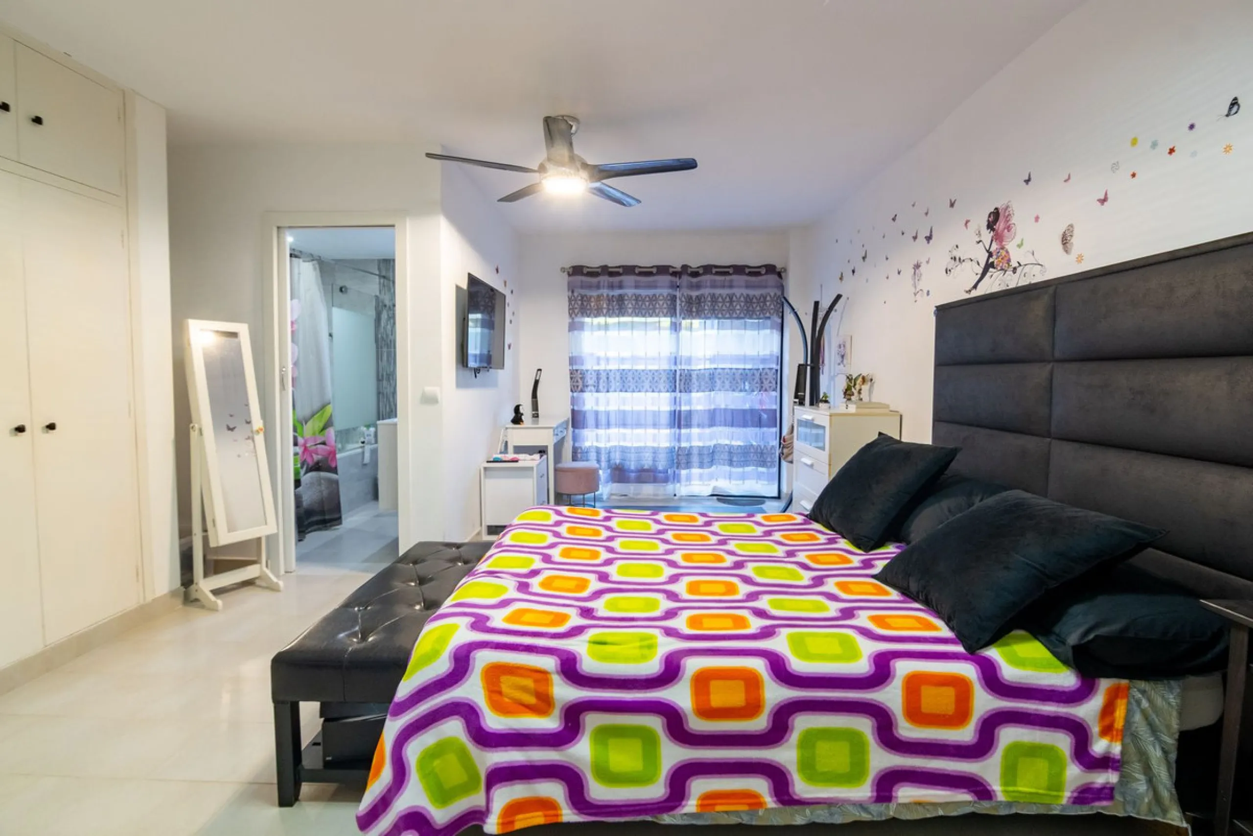 House - Townhouse в продаже в Estepona, Málaga. В доме 4 спален и 4 ванных комнат. Площадь дома 220 м². Площадь участка 33 м²