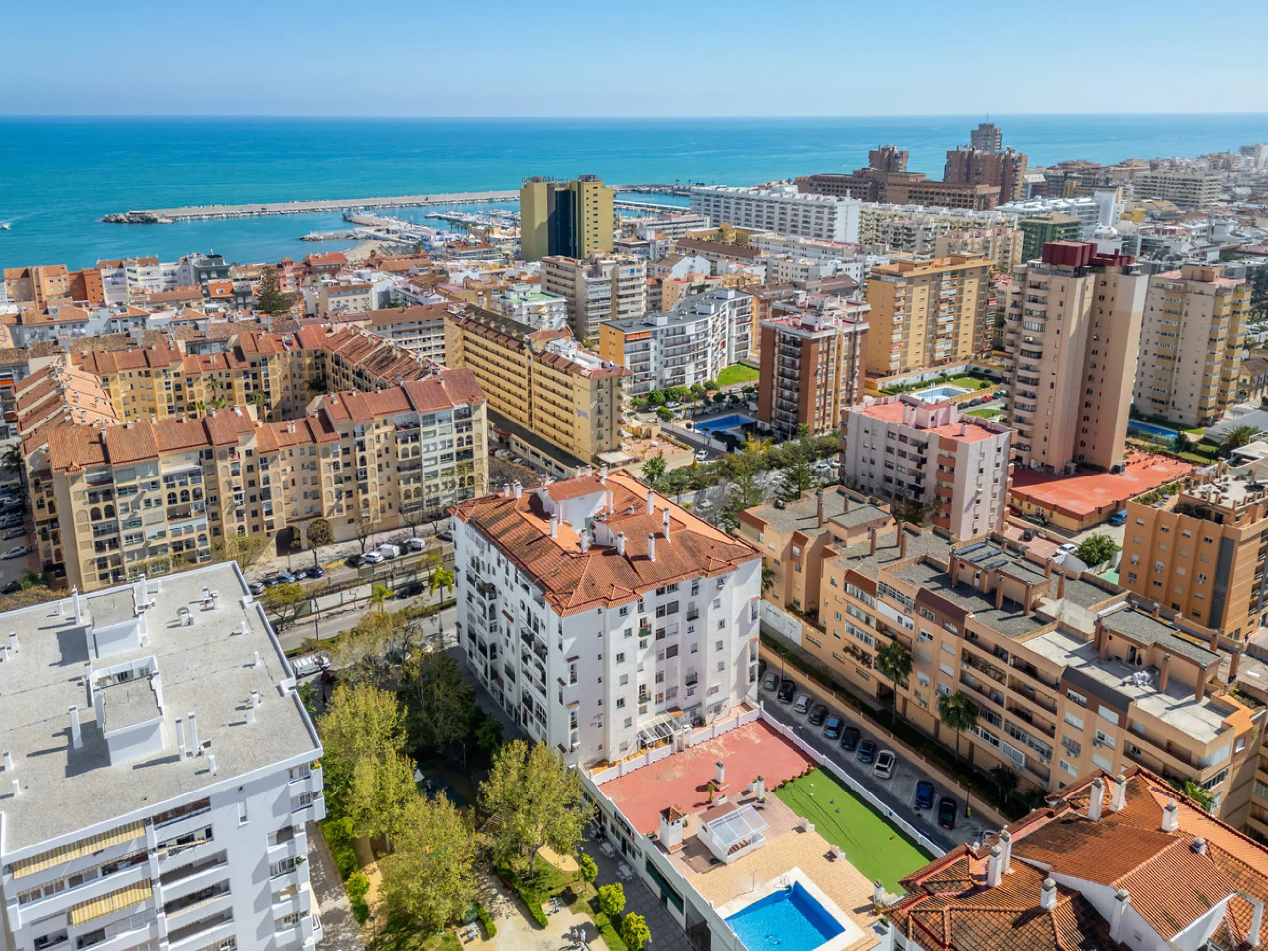 We present this fantastic top-floor apartment, fully exterior, standing out for its spaciousness, brightness, and beautiful open views.