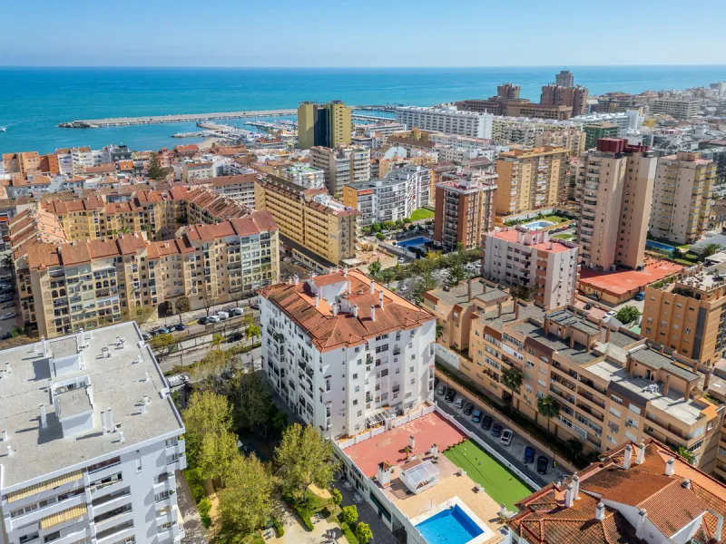 We present this fantastic top-floor apartment, fully exterior, standing out for its spaciousness, brightness, and beautiful open views.