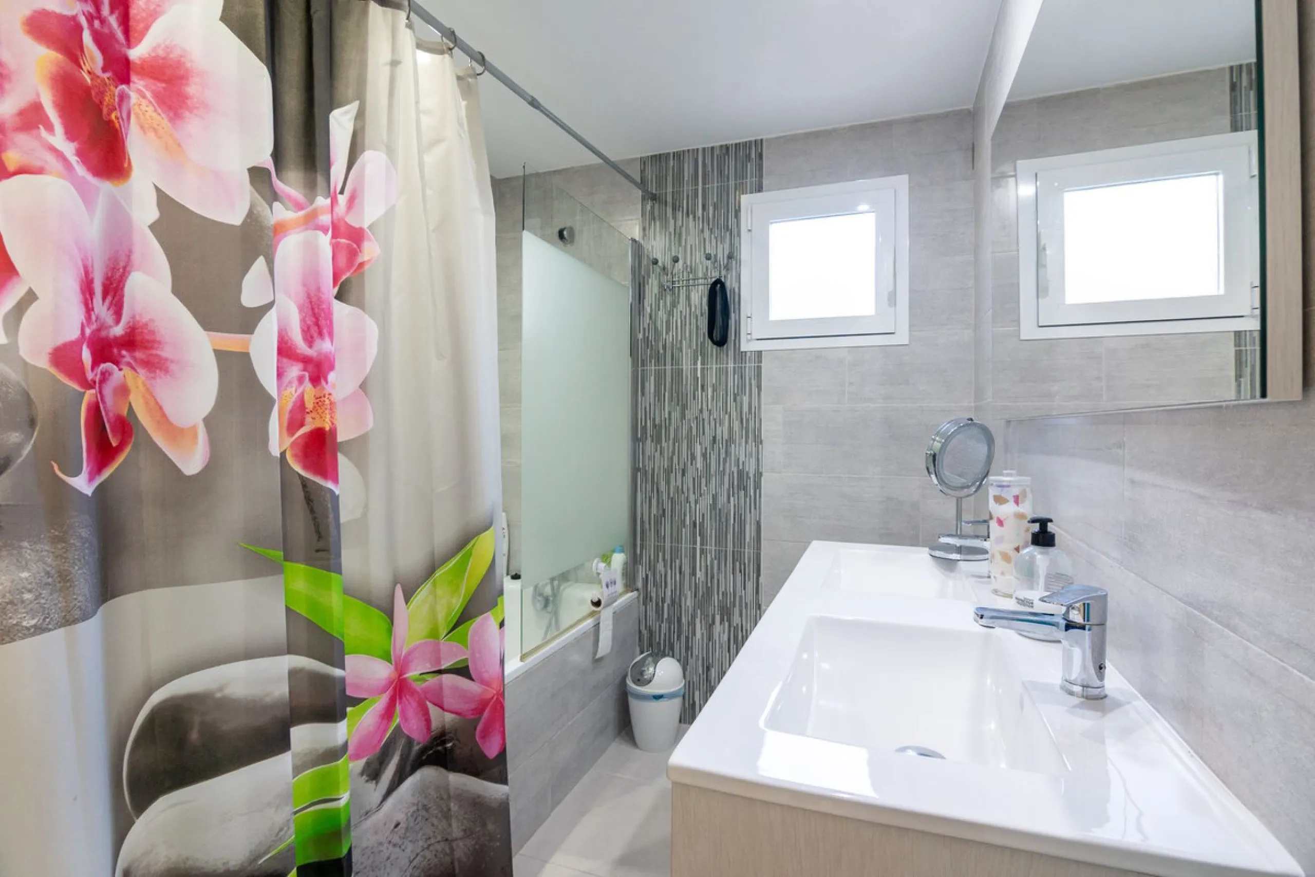 House - Townhouse в продаже в Estepona, Málaga. В доме 4 спален и 4 ванных комнат. Площадь дома 220 м². Площадь участка 33 м²