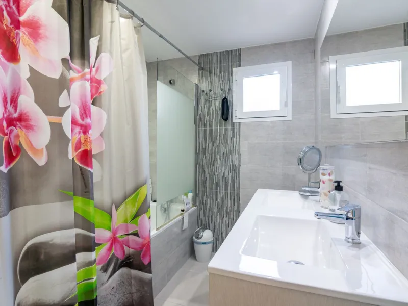 House - Townhouse в продаже в Estepona, Málaga. В доме 4 спален и 4 ванных комнат. Площадь дома 220 м². Площадь участка 33 м²