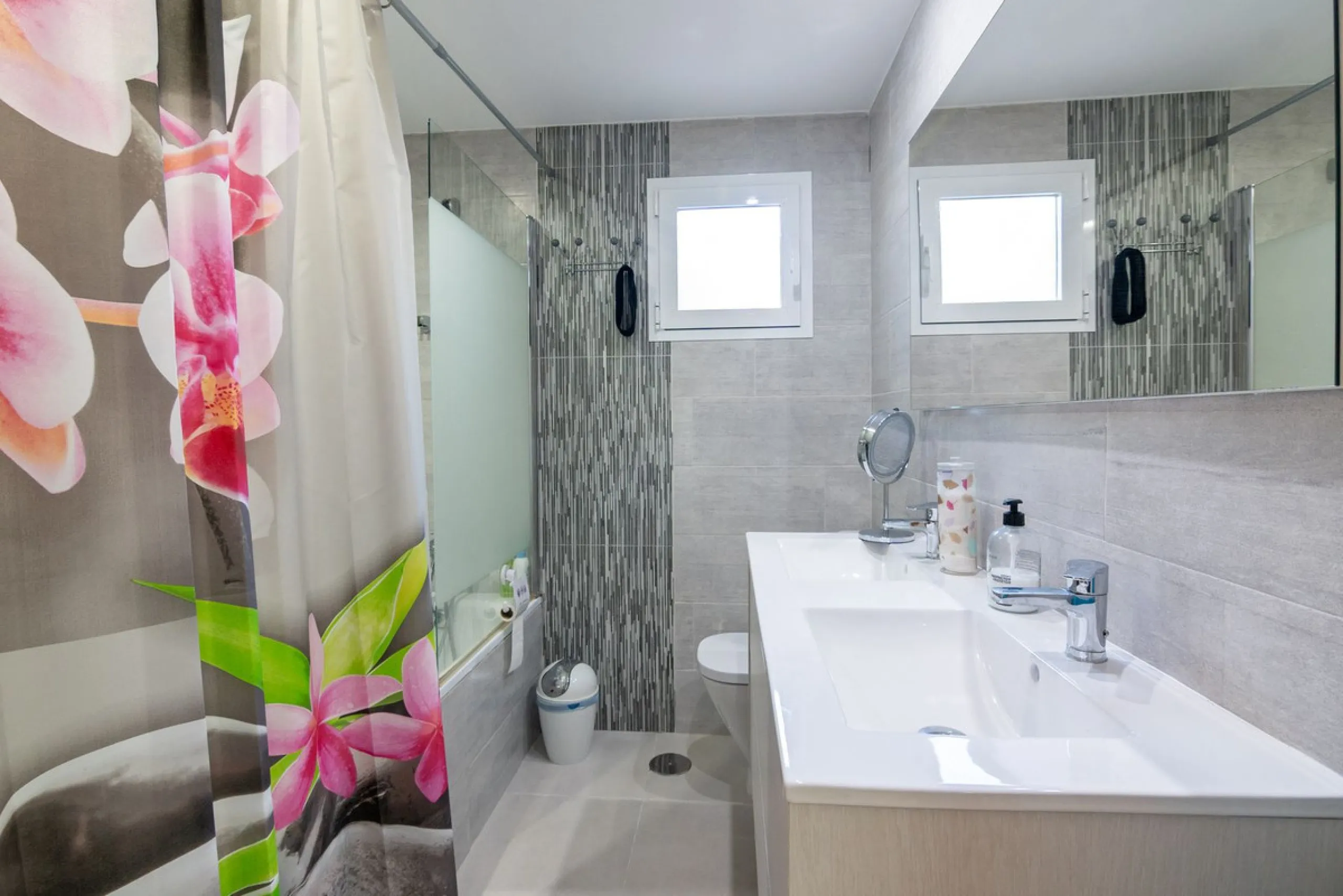House - Townhouse в продаже в Estepona, Málaga. В доме 4 спален и 4 ванных комнат. Площадь дома 220 м². Площадь участка 33 м²