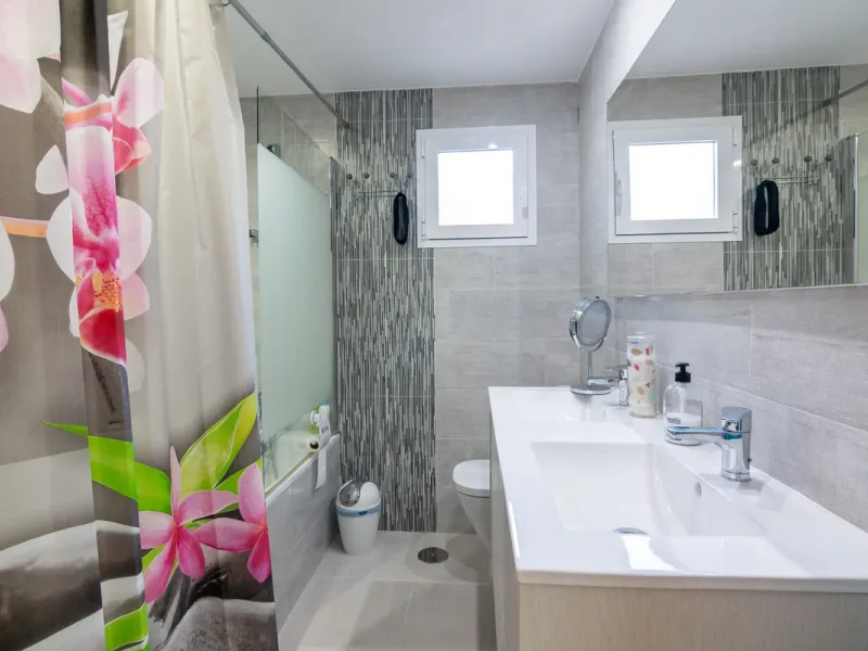 House - Townhouse в продаже в Estepona, Málaga. В доме 4 спален и 4 ванных комнат. Площадь дома 220 м². Площадь участка 33 м²