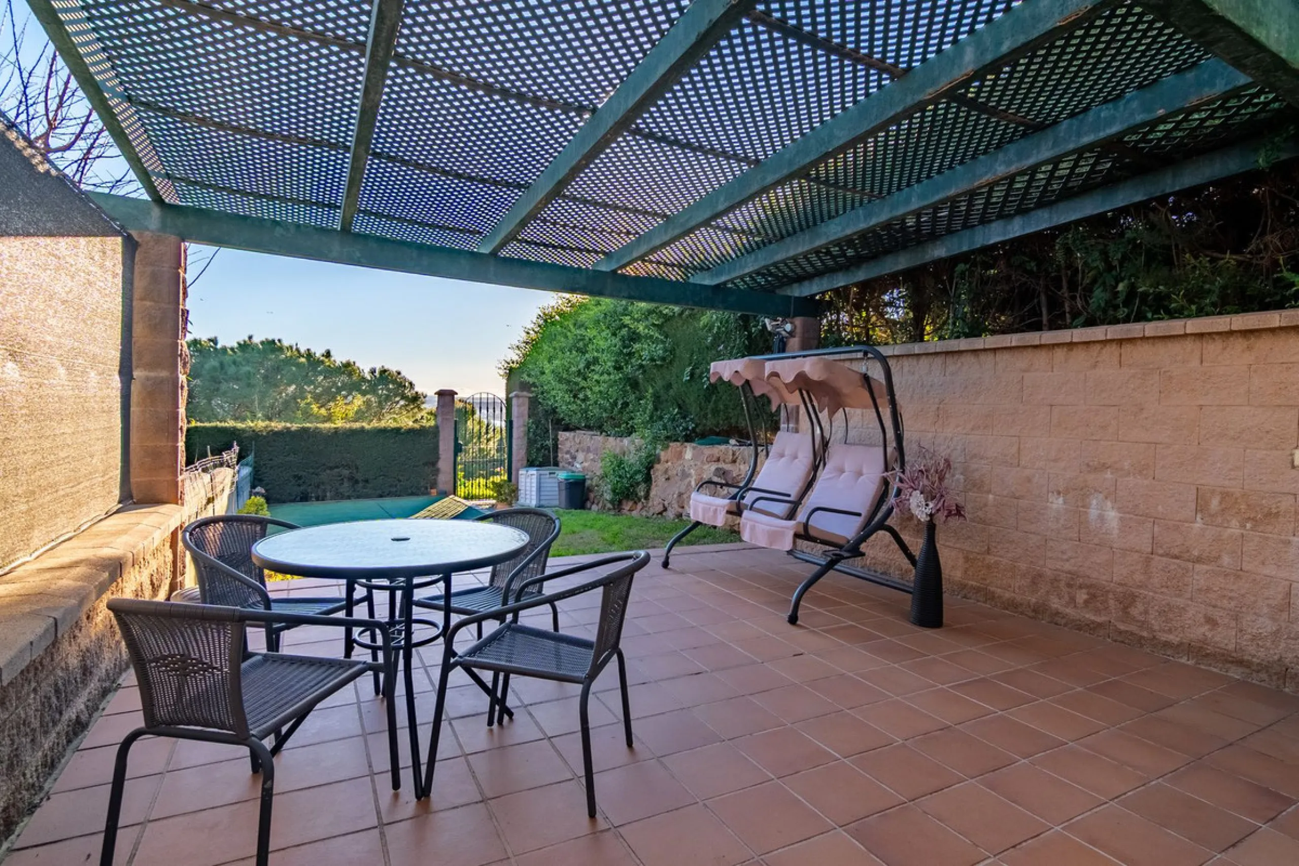 House - Townhouse в продаже в Estepona, Málaga. В доме 4 спален и 4 ванных комнат. Площадь дома 220 м². Площадь участка 33 м²