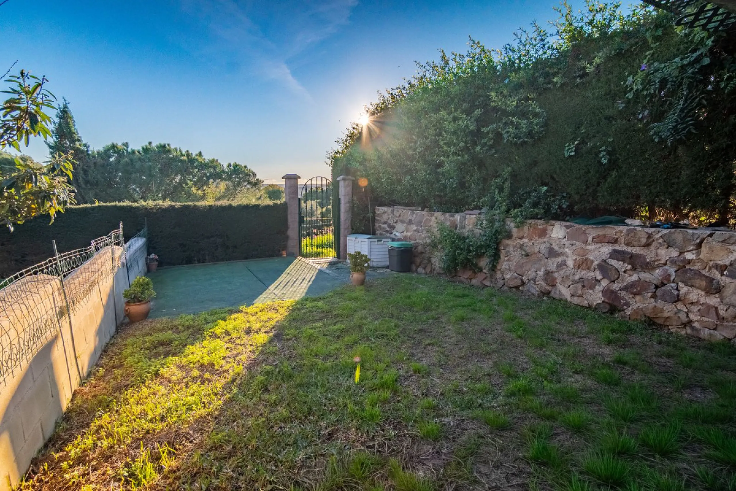 House - Townhouse в продаже в Estepona, Málaga. В доме 4 спален и 4 ванных комнат. Площадь дома 220 м². Площадь участка 33 м²