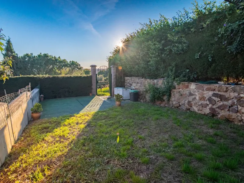 House - Townhouse в продаже в Estepona, Málaga. В доме 4 спален и 4 ванных комнат. Площадь дома 220 м². Площадь участка 33 м²