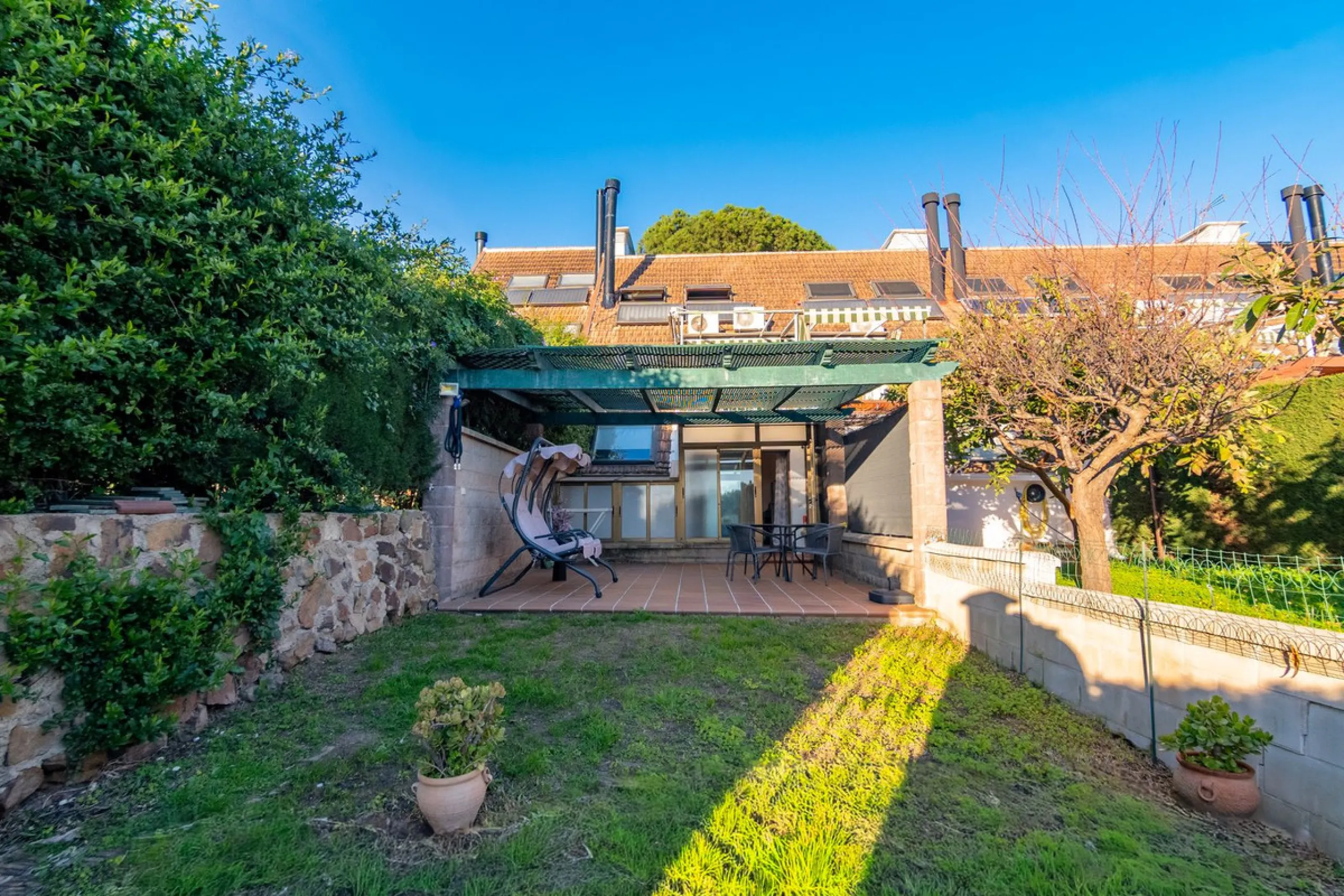 House - Townhouse в продаже в Estepona, Málaga. В доме 4 спален и 4 ванных комнат. Площадь дома 220 м². Площадь участка 33 м²
