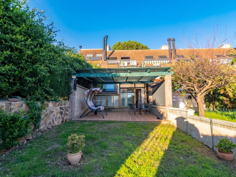 House - Townhouse в продаже в Estepona, Málaga. В доме 4 спален и 4 ванных комнат. Площадь дома 220 м². Площадь участка 33 м²