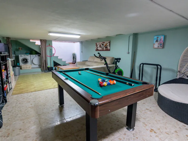 House - Townhouse в продаже в Estepona, Málaga. В доме 4 спален и 4 ванных комнат. Площадь дома 220 м². Площадь участка 33 м²