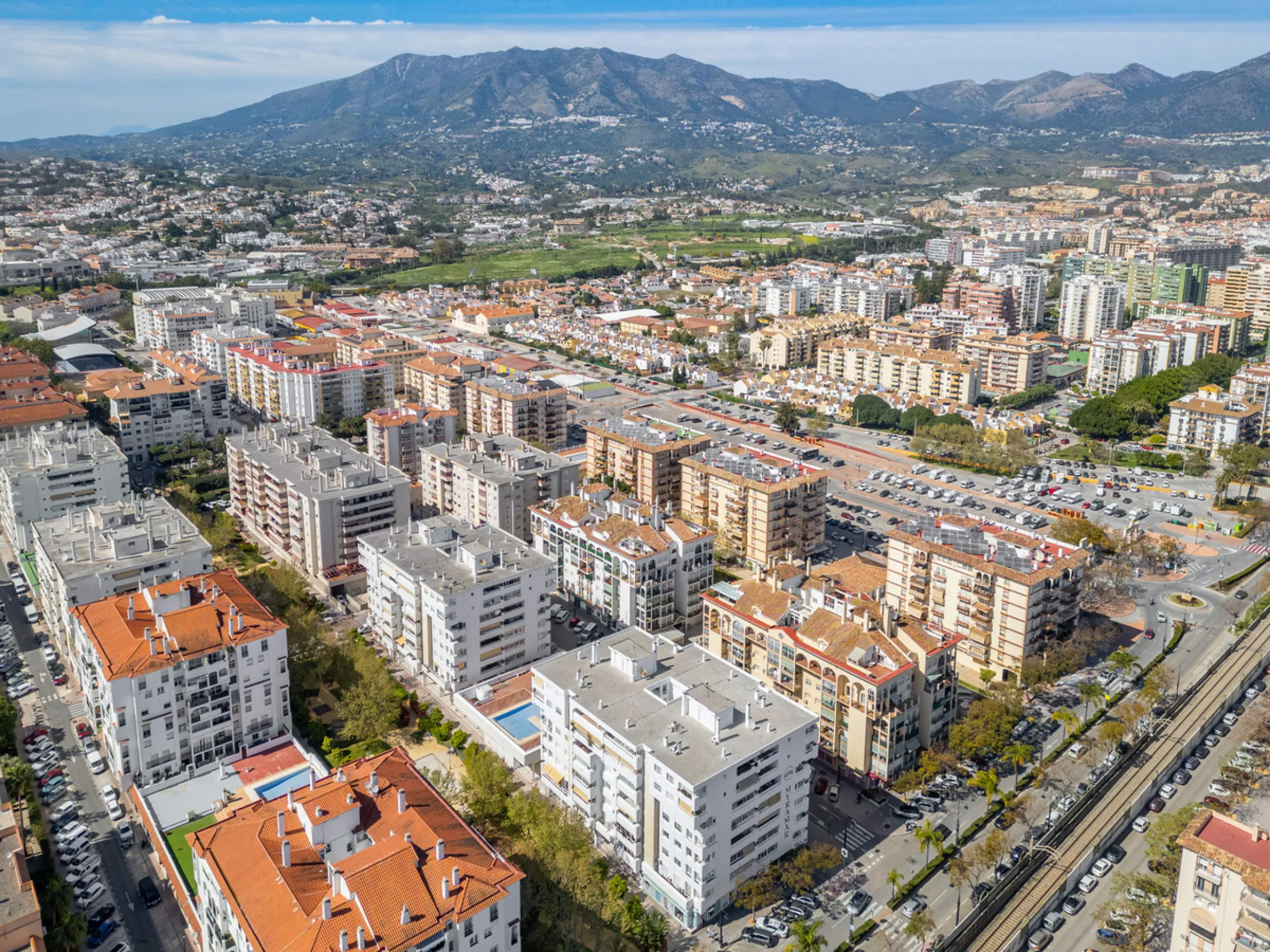 We present this fantastic top-floor apartment, fully exterior, standing out for its spaciousness, brightness, and beautiful open views.