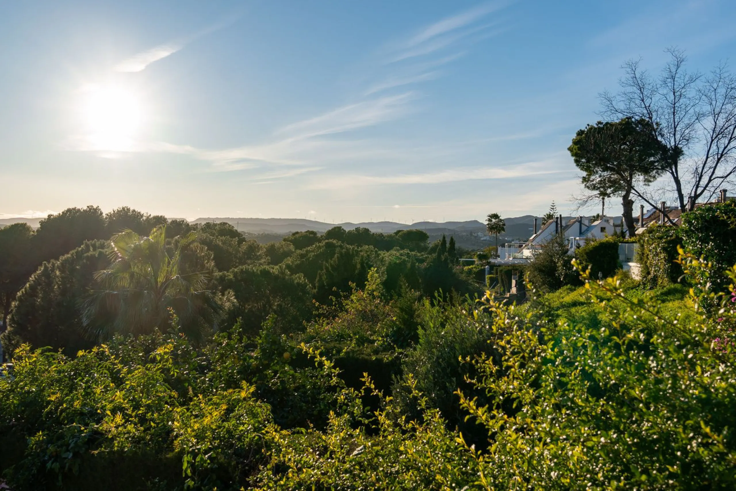 House - Townhouse в продаже в Estepona, Málaga. В доме 4 спален и 4 ванных комнат. Площадь дома 220 м². Площадь участка 33 м²