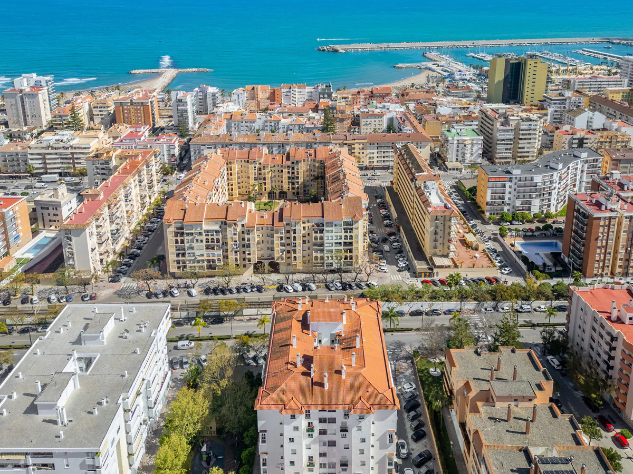 We present this fantastic top-floor apartment, fully exterior, standing out for its spaciousness, brightness, and beautiful open views.
