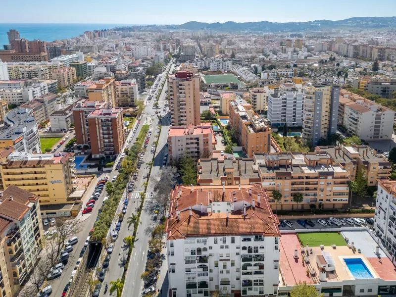 We present this fantastic top-floor apartment, fully exterior, standing out for its spaciousness, brightness, and beautiful open views.