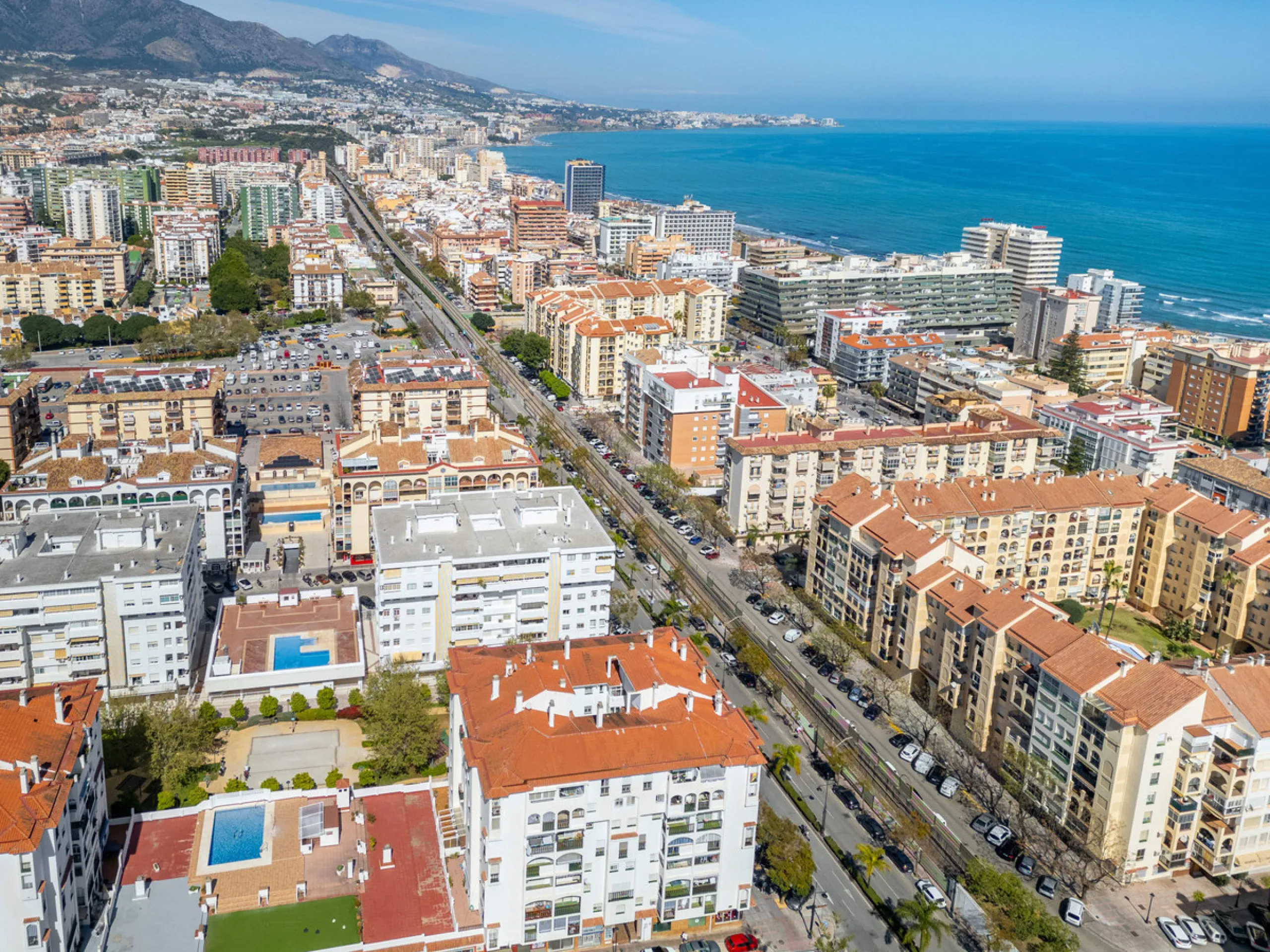 We present this fantastic top-floor apartment, fully exterior, standing out for its spaciousness, brightness, and beautiful open views.