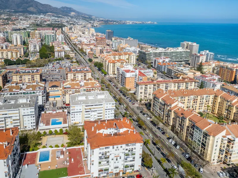 We present this fantastic top-floor apartment, fully exterior, standing out for its spaciousness, brightness, and beautiful open views.