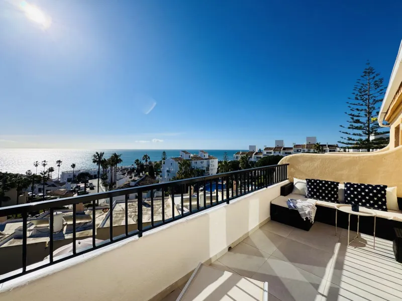 Stylish, fully renovated townhouse in the heart of Mijas Costa just steps from Fuengirola's beach walk, ideal as a permanent home, holiday residence or investement with excellent rental potential.