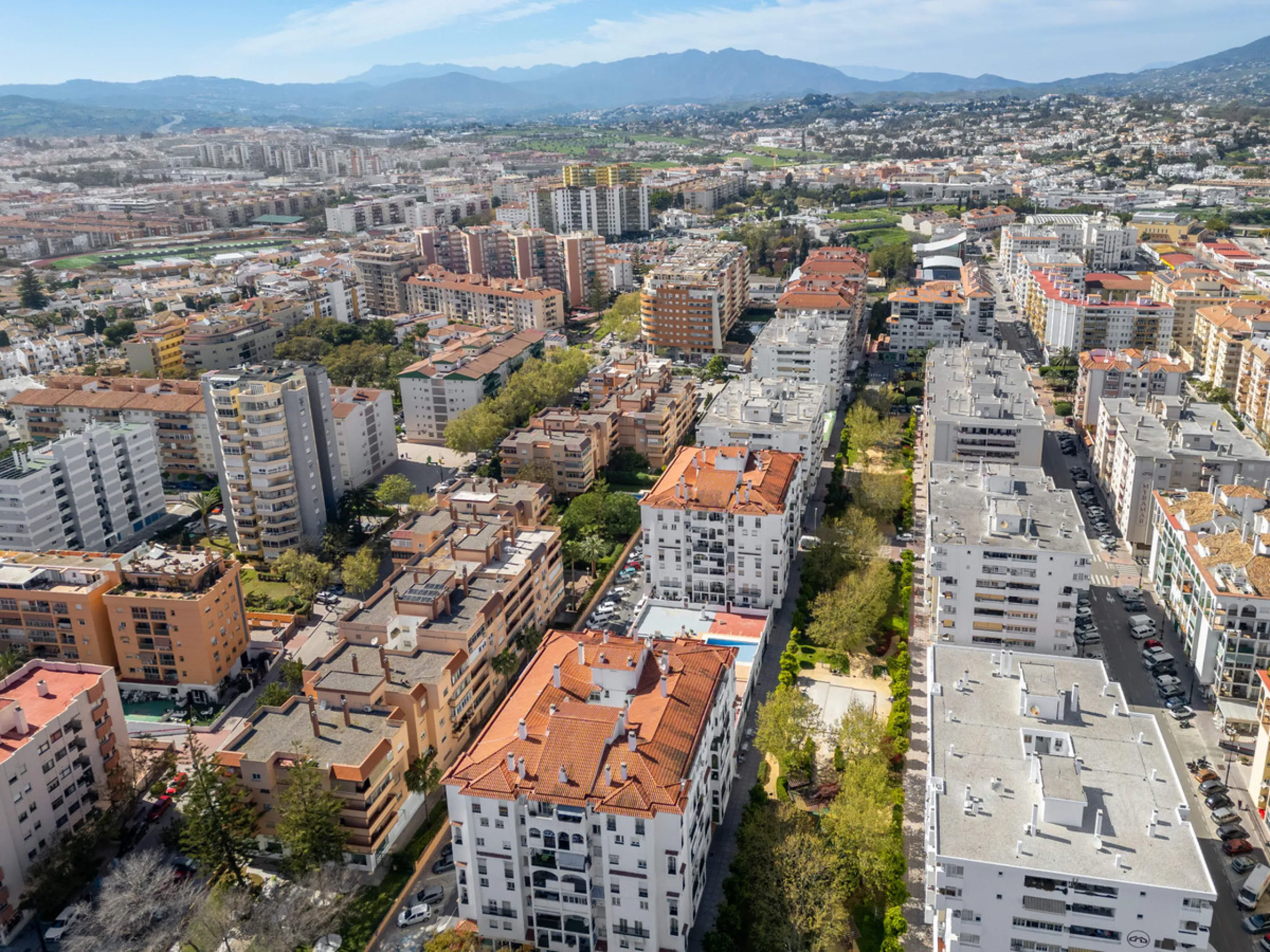 We present this fantastic top-floor apartment, fully exterior, standing out for its spaciousness, brightness, and beautiful open views.