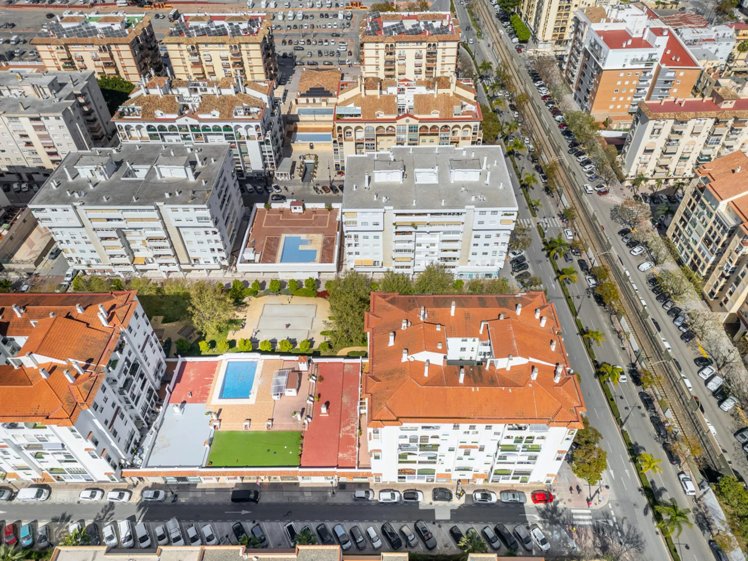 We present this fantastic top-floor apartment, fully exterior, standing out for its spaciousness, brightness, and beautiful open views.