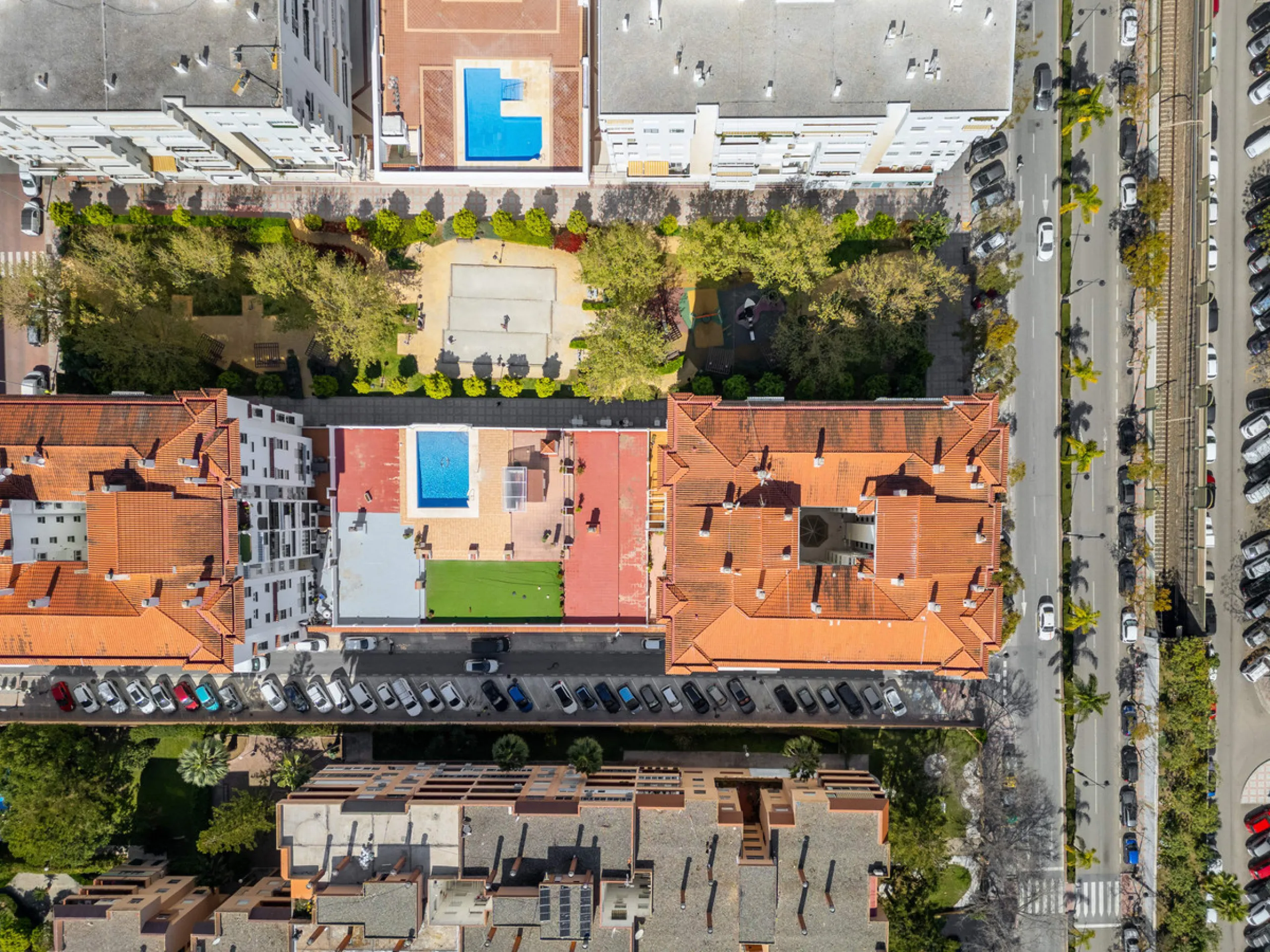 We present this fantastic top-floor apartment, fully exterior, standing out for its spaciousness, brightness, and beautiful open views.